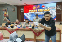 Polda Sumbar menggelar hasil penggerebekan yang dilakukan di kawasan Pasar Gaung, Padang, Sumatera Barat (Sumbar) pada Jumat (10/10). ANTARA/FathulAbdi