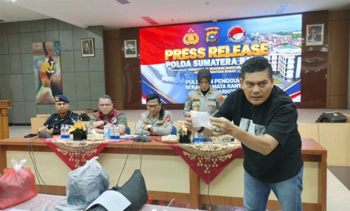 Polda Sumbar menggelar hasil penggerebekan yang dilakukan di kawasan Pasar Gaung, Padang, Sumatera Barat (Sumbar) pada Jumat (10/10). ANTARA/FathulAbdi