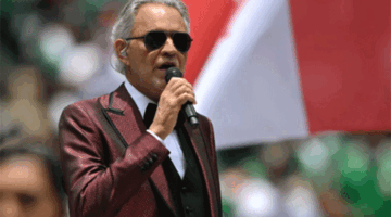 Andrea Bocelli tampil dalam upacara pembukaan menjelang pertandingan sepak bola Grup A Piala Dunia 2026 antara Meksiko dan Afrika Selatan di Stadion Mexico City, Mexico City, pada 11 Juni 2026. Foto: Carl De Souza / AFP