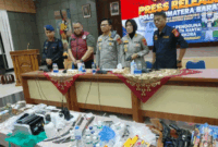 Polda Sumbar menggelar hasil penggerebekan yang dilakukan di kawasan Pasar Gaung,  Padang, Sumatera Barat (Sumbar) pada Jumat (10/10/2026). ANTARA/Fathul Abdi.