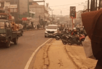 Suasana kabut asap di kawasan Kelurahan Payo Lebar, Kecamatan Jelutung, Kota Jambi pada Rabu (30/9/2026) pagi. Kabut asap akibat kebakaran hutan dan lahan (karhutla) di Jambi semakin parah