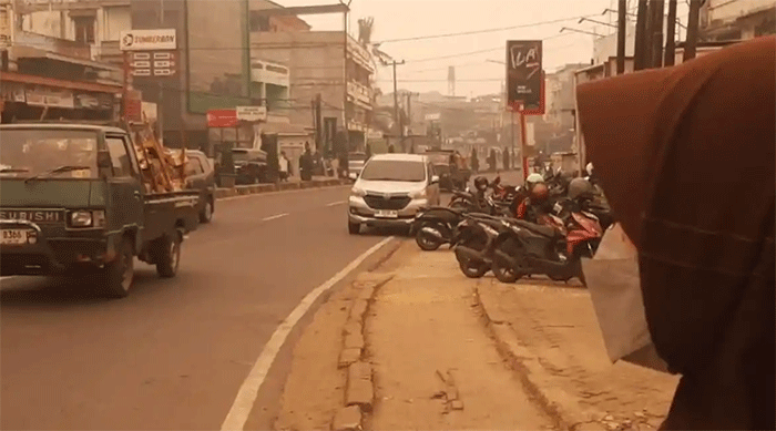 Suasana kabut asap di kawasan Kelurahan Payo Lebar, Kecamatan Jelutung, Kota Jambi pada Rabu (30/9/2026) pagi. Kabut asap akibat kebakaran hutan dan lahan (karhutla) di Jambi semakin parah 