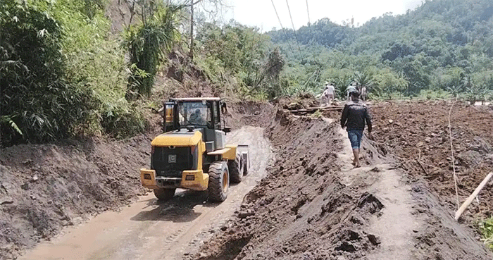 Jalan Sungai Penuh–Tapan sudah bisa dilalui kendaraan kecil pada Senin (12/10/2026), tetapi pengendara diminta waspada karena jalan masih licin. 