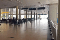 Bandara Sultan Thaha Jambi memperpanjang jam operasional hingga pukul 24.00 WIB untuk mengantisipasi dampak kabut asap, di Jambi, Oktober 2026. 