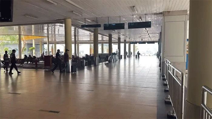 Bandara Sultan Thaha Jambi memperpanjang jam operasional hingga pukul 24.00 WIB untuk mengantisipasi dampak kabut asap, di Jambi, Oktober 2026. 