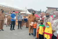 Bupati Solok Selatan Khairunas memberikan secara simbolis bantuan seragam gratis kepada siswa Taman Kanak-kanak, di Padang Aro, Selasa (13/10/2026). ANTARA/Erik