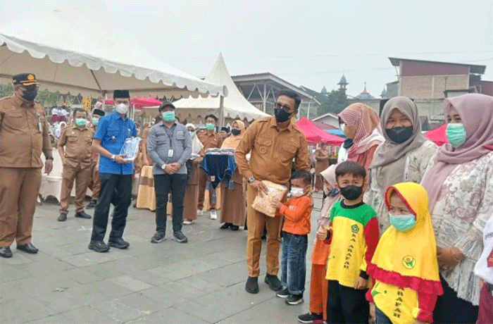 Bupati Solok Selatan Khairunas memberikan secara simbolis bantuan seragam gratis kepada siswa Taman Kanak-kanak, di Padang Aro, Selasa (13/10/2026). ANTARA/Erik