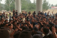Gubernur Jambi Al Haris melakukan panggilan video dengan pedemo di Kantor Gubernur Jambi pada Kamis (15/10/2026). Al Haris berjanji akan menemui mahasiswa secara langsung 