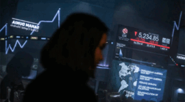 Layar menampilkan pergerakan Indeks Harga Saham Gabungan (IHSG) yang menurun di Bursa Efek Indonesia (BEI)