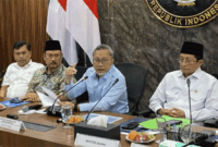 Menteri Koordinator Bidang Pangan Zulkifli Hasan (tengah) memberikan keterangan setelah rapat koordinasi MBG di Jakarta, Senin (19/10/2026).