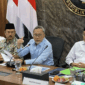 Menteri Koordinator Bidang Pangan Zulkifli Hasan (tengah) memberikan keterangan setelah rapat koordinasi MBG di Jakarta, Senin (19/10/2026).