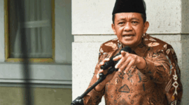 Menteri Koordinator Bidang Hilirisasi dan Transisi Energi sekaligus Menteri Energi dan Sumber Daya Mineral (ESDM) Bahlil Lahadalia memberikan keterangan kepada media di Kementerian ESDM, 