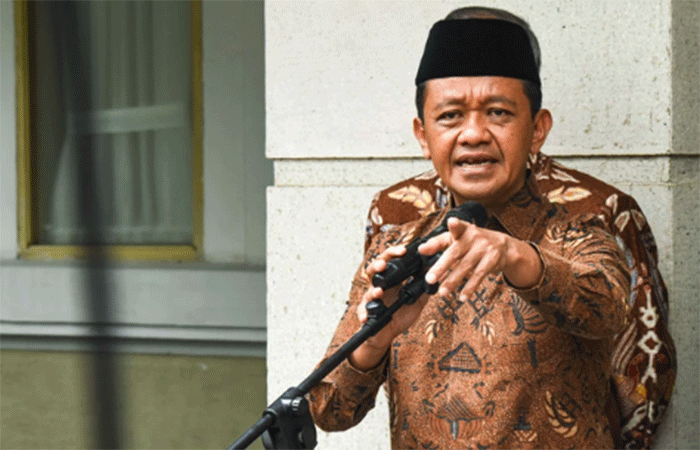 Menteri Koordinator Bidang Hilirisasi dan Transisi Energi sekaligus Menteri Energi dan Sumber Daya Mineral (ESDM) Bahlil Lahadalia memberikan keterangan kepada media di Kementerian ESDM, 