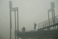 Warga memancing di Sungai Musi saat kabut asap akibat kebakaran hutan menyelimuti daerah tersebut di Palembang, Sumatera Selatan