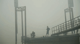 Warga memancing di Sungai Musi saat kabut asap akibat kebakaran hutan menyelimuti daerah tersebut di Palembang, Sumatera Selatan