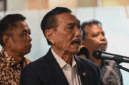 Ketua Dewan Ekonomi Nasional (DEN) Luhut Binsar Pandjaitan (tengah) didampingi Wamensos Agus Jabo Priyono (kiri) memberikan keterangan kepada wartawan seusai Rapat Tingkat Menteri di Kantor Dewan Ekonomi Nasional
