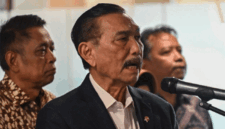 Ketua Dewan Ekonomi Nasional (DEN) Luhut Binsar Pandjaitan (tengah) didampingi Wamensos Agus Jabo Priyono (kiri) memberikan keterangan kepada wartawan seusai Rapat Tingkat Menteri di Kantor Dewan Ekonomi Nasional