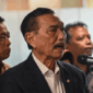 Ketua Dewan Ekonomi Nasional (DEN) Luhut Binsar Pandjaitan (tengah) didampingi Wamensos Agus Jabo Priyono (kiri) memberikan keterangan kepada wartawan seusai Rapat Tingkat Menteri di Kantor Dewan Ekonomi Nasional
