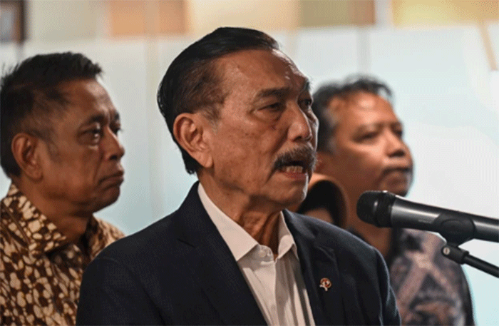 Ketua Dewan Ekonomi Nasional (DEN) Luhut Binsar Pandjaitan (tengah) didampingi Wamensos Agus Jabo Priyono (kiri) memberikan keterangan kepada wartawan seusai Rapat Tingkat Menteri di Kantor Dewan Ekonomi Nasional