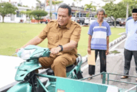 Wako Pariaman, Sumbar Yota Balad mengendarai becak motor dari Pemkot dan BAZNAS Pariaman untuk salah seorang pemulung di daerah itu guna meningkatkan perekonomian keluarganya.