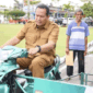 Wako Pariaman, Sumbar Yota Balad mengendarai becak motor dari Pemkot dan BAZNAS Pariaman untuk salah seorang pemulung di daerah itu guna meningkatkan perekonomian keluarganya.