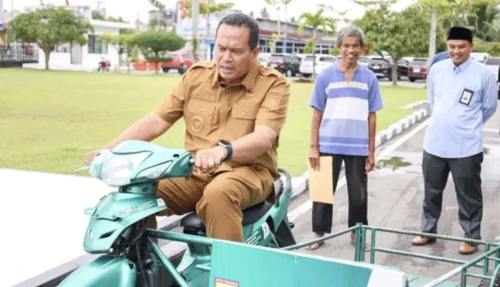 Wako Pariaman, Sumbar Yota Balad mengendarai becak motor dari Pemkot dan BAZNAS Pariaman untuk salah seorang pemulung di daerah itu guna meningkatkan perekonomian keluarganya.