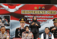 Kepala Bidang Humas Polda Sumbar Kombes Pol Susmelawati Rosya (tengah) saat menggelar jumpa pers pengungkapan kasus penyalahgunaan BBM bersubsidi yang dilakukan oleh Polda Sumbar beserta jajaran di Padang
