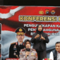 Kepala Bidang Humas Polda Sumbar Kombes Pol Susmelawati Rosya (tengah) saat menggelar jumpa pers pengungkapan kasus penyalahgunaan BBM bersubsidi yang dilakukan oleh Polda Sumbar beserta jajaran di Padang