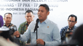 Kepala BGN Sudaryono saat penandatanganan Nota Kesepahaman antara BGN dan Tim Pembina Posyandu Pusat dalam rangkaian Rapat Penguatan Tata Kelola Lembaga Dekranas, TP PKK, dan TP Posyandu se-Indonesia Bagian Tengah di Bali, Kamis (22/10/2026). Foto: BGN