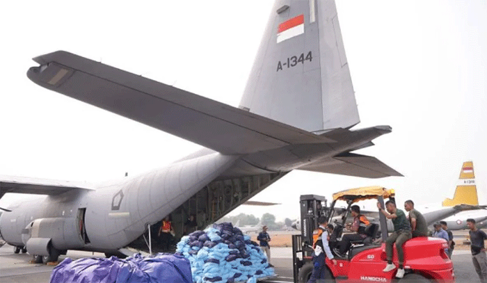 Pesawat Hercules TNI AU menampung 