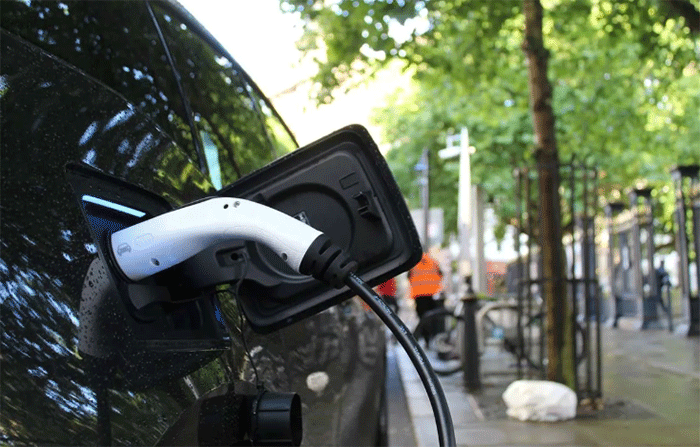 Ilustrasi mobil listrik. Foto: Unsplash/Andrew Roberts 
