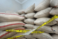 Suasana pengungkapan temuan dugaan pengoplosan beras Bulog atau beras Stabilisasi Pasokan dan Harga Pangan (SPHP) yang disubsidi pemerintah menjadi beras premium di kawasan Kayu Manis, Jakarta Timur Rabu (28/10)