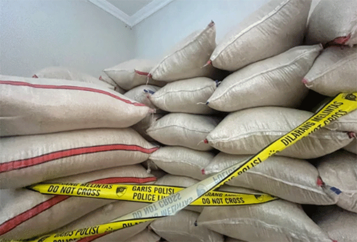 Suasana pengungkapan temuan dugaan pengoplosan beras Bulog atau beras Stabilisasi Pasokan dan Harga Pangan (SPHP) yang disubsidi pemerintah menjadi beras premium di kawasan Kayu Manis, Jakarta Timur Rabu (28/10)