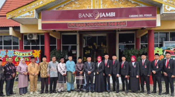 Foto bersama usai melaksnakan upacara HUT Bank Jambi. (Foto: Prokopim Kota Sungai Penuh)
