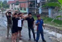 Pemuda setempat menanam pisang di tengah jalan sebagai bentuk protes.