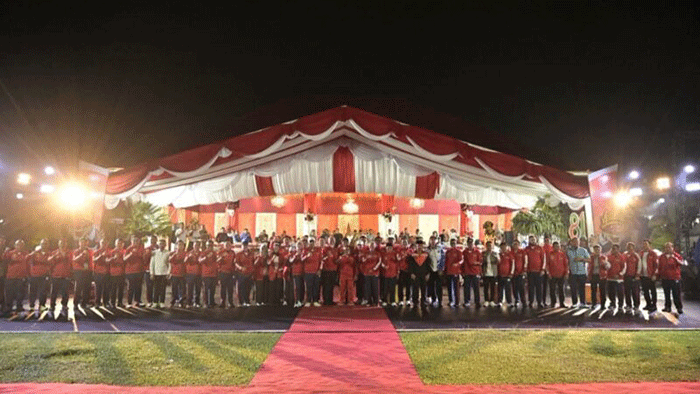 Gubernur Sumatera Barat Mahyeldi Ansharullah membuka Porprov XVI Sumbar 2026 di Halaman Istana Gubernuran
