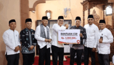 Wali Kota Alfin dan Wakil Wali Kota Azhar Hamzah saat Safari Jumat di Masjid Baiturrahim, Desa Pinggir Air.