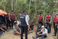 Tim Polda Jambi bersama Polres Muaro Jambi saat mengamankan para pelaku pengguna dan pengedar narkoba di daerah sarang narkoba di Kabupaten Muaro Jambi