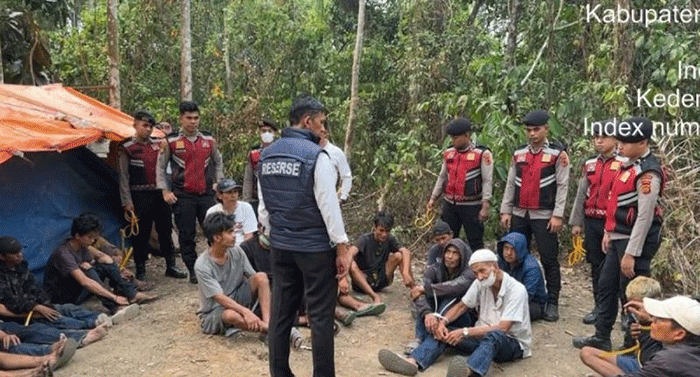 Tim Polda Jambi bersama Polres Muaro Jambi saat mengamankan para pelaku pengguna dan pengedar narkoba di daerah sarang narkoba di Kabupaten Muaro Jambi