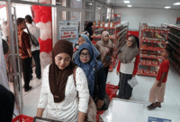Petugas melayani warga yang berbelanja berbagai kebutuhan di gerai Koperasi Desa/Kelurahan Merah Putih (KDMP) di Desa Bumisari, Natar, Lampung selatan, Lampung, Kamis (15/10/2026). ANTARA FOTO/Ardiansyah/nym/pri.