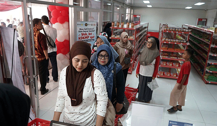 Petugas melayani warga yang berbelanja berbagai kebutuhan di gerai Koperasi Desa/Kelurahan Merah Putih (KDMP) di Desa Bumisari, Natar, Lampung selatan, Lampung, Kamis (15/10/2026). ANTARA FOTO/Ardiansyah/nym/pri.