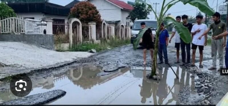 Bentuk kekecewaan earga lubuk suli Depati Tujuh jalan Kabupaten ditanami pohon pisang.