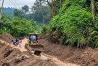 Kondisi badang jalan pasca Lonsor Tapan Sungai penuh.