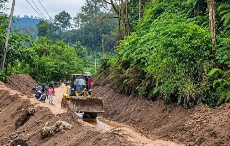 Kondisi badang jalan pasca Lonsor Tapan Sungai penuh.