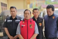 Penjelasan Kasat Rekrim Polres Kerinci AKP R. Fifin Ritonga, S.H. didampingi Kasi Humas IPTU Juanda.