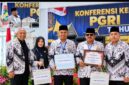 Wakil Ketua PGRI Kerinci Asnaini S,PD Menerima Piagam Penghargaan Dari PGRI Provisi Jambi.
