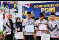 Wakil Ketua PGRI Kerinci Asnaini S,PD Menerima Piagam Penghargaan Dari PGRI Provisi Jambi.