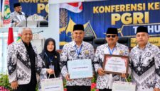Wakil Ketua PGRI Kerinci Asnaini S,PD Menerima Piagam Penghargaan Dari PGRI Provisi Jambi.