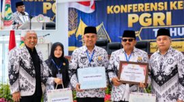 Wakil Ketua PGRI Kerinci Asnaini S,PD Menerima Piagam Penghargaan Dari PGRI Provisi Jambi.