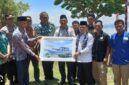 Gubernur Jambi Al Haris didampingi pj Bupati Kerinci Asraf menyerahkan bantuan  Kapal pada pihak pengelola, seminggu beroperasi 